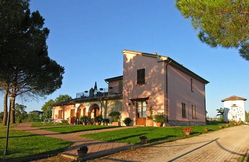Castiglione del Lago Apartment | Hawthorn apt with shared pool family fun, Castiglione del Lago, Italy