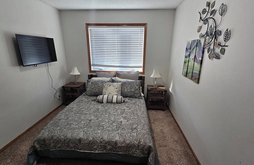 West Des Moines Bed & Breakfast | Hawthorne Hideaway is a Charming 3-bedrm bed & breakfast in West DSM with WiFi