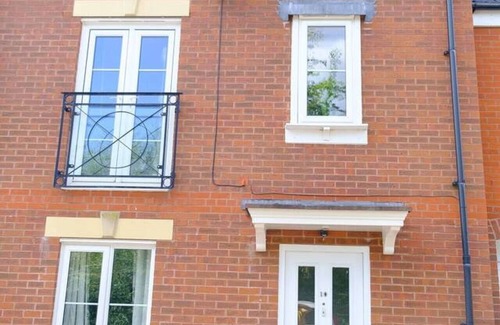 Swindon House | Haydon Stays Swindon (5Bed sleeps 9)
