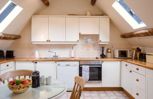 Witney Cottage | Hayloft at Newbarn Farm - sleeps 4 guests in 2 bedrooms