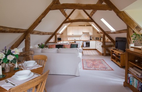 Witney Cottage | Hayloft at Newbarn Farm - sleeps 4 guests in 2 bedrooms