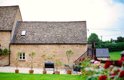 Witney Cottage | Hayloft at Newbarn Farm - sleeps 4 guests in 2 bedrooms