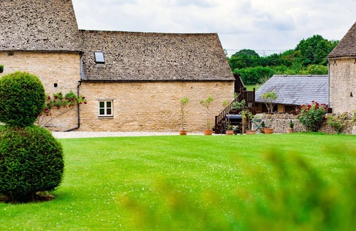 Witney Cottage | Hayloft at Newbarn Farm - sleeps 4 guests in 2 bedrooms