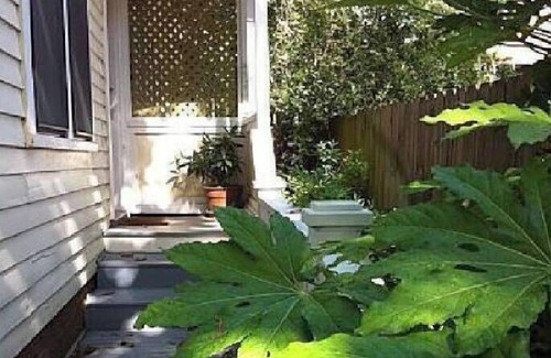 East of Broadway Cottage | Hayward Garden Cottage