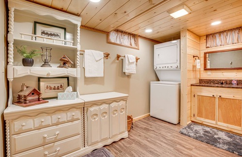 Hayward House | Hayward Home w/Private Deck, Fire Pit & Kayak!