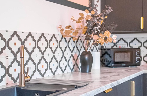 Ainley Top Apartment | Hayy ApartHotels Stanley Mill Stylish Retreat