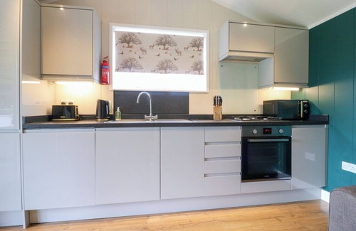 Swadlincote Cottage | HAZEL, romantic, with hot tub in Donisthorpe