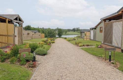 Swadlincote Cottage | HAZEL, romantic, with hot tub in Donisthorpe