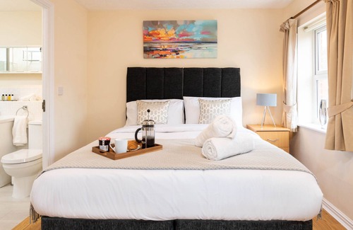 Solihull House | Hazeleigh - Stylish 4-Bed House near Airport, NEC, Resorts World Arena, Solihull