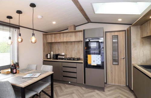 Chipping Norton Cottage | HAZELNUT LODGE, pet friendly, with a garden in Chipping Norton