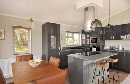 Combpyne Cottage | HAZELWOOD 4 @ PINEWOOD RETREAT, family friendly in Lyme Regis