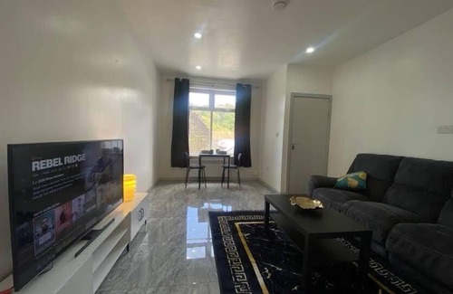 Ainley Top Apartment | HD Haven – Stylish Canal-Side Suite