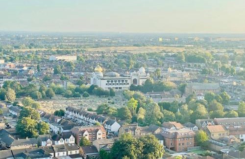 Norwood Green Apartment | Healum Retreat - 3BR Apartment Southall