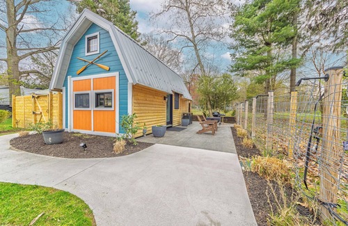 Douglas House | Hear the waves of Lake MI from Hot Tub - Perfect for a Cozy Getaway!