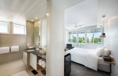Airlie Beach Hotel | Heart Hotel and Gallery Whitsundays