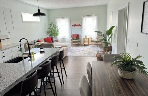 Indianapolis House | Heart of Convenience Downtown near Convention Center-Lucas Oil-Fully Remodeled