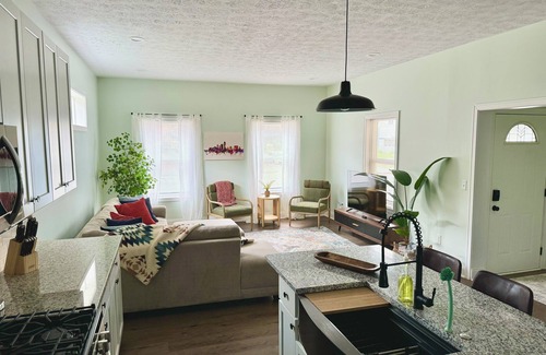Indianapolis House | Heart of Convenience Downtown near Convention Center-Lucas Oil-Fully Remodeled