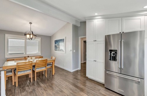 Corona del Mar House | Heart of Corona Del Mar! 10 minute walk to the beach/Steps to downtown!