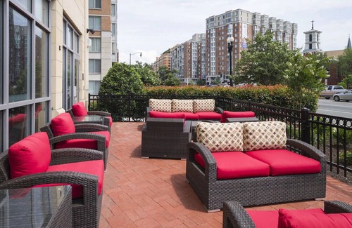 Mount Vernon Triangle Hotel | Heart of D.C.: Modern Amenities Close to Historic Monuments & Chinatown