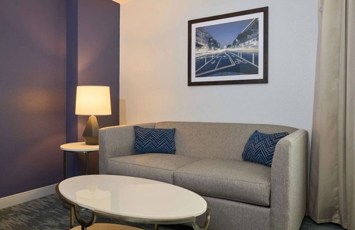 Mount Vernon Triangle Hotel | Heart of D.C.: Modern Amenities Close to Historic Monuments & Chinatown