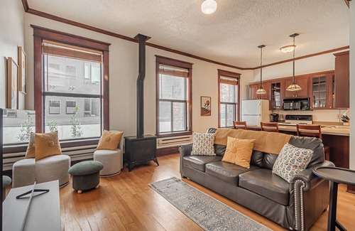 Fargo Apartment | Heart of Downtown I Smart TV I Self-Checkin I Queen Bed