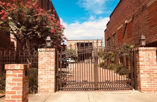 Downtown Apartment | HEART OF DOWNTOWN Palafox Loft, sleeps 6
