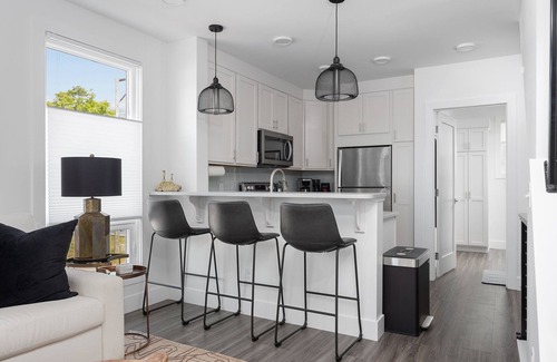 Traverse City House | ⭐️ Heart of Downtown ⭐️ Walk to Beach ⭐️ Private Rooftop ⭐️ Corner Unit ⭐️