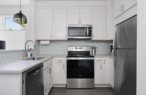 Traverse City House | ⭐️ Heart of Downtown ⭐️ Walk to Beach ⭐️ Private Rooftop ⭐️ Corner Unit ⭐️