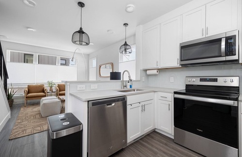 Traverse City House | ⭐️ Heart of Downtown ⭐️ Walk to Beach ⭐️ Private Rooftop ⭐️ Corner Unit ⭐️