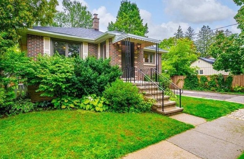 Elora House | Heart of downtown w/private backyard. Walk to Elora Mill!