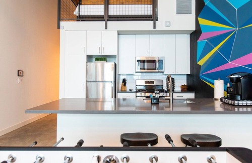 Santa Ana Apartment | Heart of DTSA☆Foosball ☆Mural Loft☆98 Wlkscr☆AC