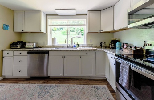 Kirby House | Heart of Hampshire Lodge, Fiber Internet, 4 beds - 2 Kings, 2 kitchens, 3 baths