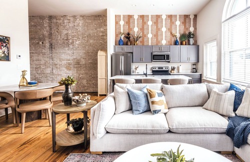 Downtown Charleston Hotel | Heart of Historic District | Luxury Apt | 360 King