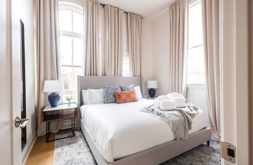 Downtown Charleston Hotel | Heart of Historic District | Luxury Apt | 360 King