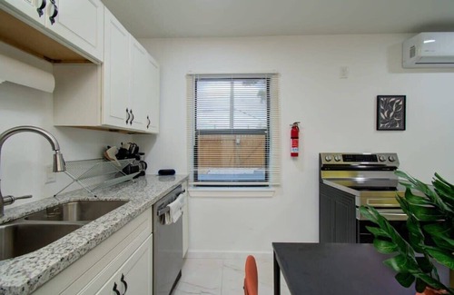 Greater East End House | Heart of Houston - 8-BD/4-BA with Yard