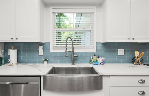 Sandalwood House | Heart of JAX New Built Bungalow 4BR Cozy Retreat! Mins to Beaches & Town Center!