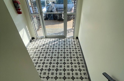Midtown Apartment | Heart of Midtown, Mins to UNMC & Dining