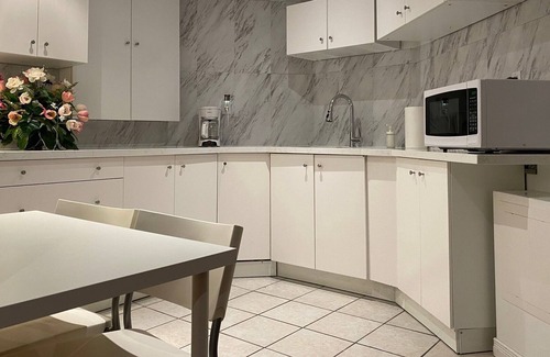 Central Erin Mills House | Heart of Mississauga Cozy and Bright close to transit and highways