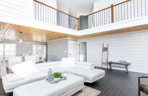 Lindseyville House | *Heart of Nolin Lake*Hot Tub*Balcony*Lake Front*