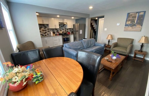 Squirrel Hill House | Heart of Oakland w/parking by CMU, Pitt, Hospitals
