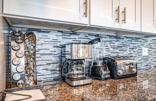 North End House | Heart of OCNJ! 5BR/4BA Beach Block Condo w/Elevator -Sleeps 16!