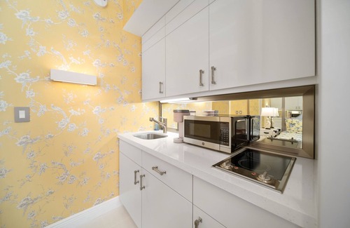 Palm Beach - West Palm Beach Hotel | Heart of Palm Beach - free parking included, security safe, next to Breakers