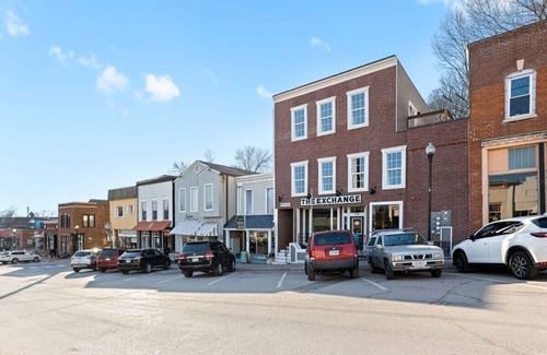 Parkville Apartment | Heart of Parkville Stay on Main+KingBed|Shop