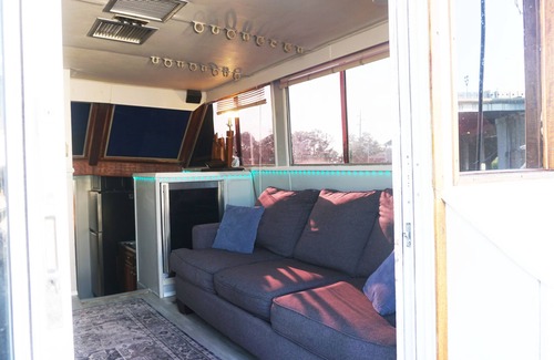Fox Point Boat Rental | Heart of Providence - 42 ft. Heated House Boat