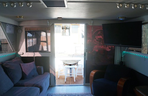 Fox Point Boat Rental | Heart of Providence - 42 ft. Heated House Boat