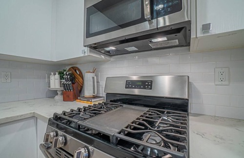 Downtown Sacramento Apartment | Heart of SacTown: Hip Midtown Retreat