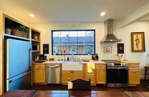 Springfield House | Heart of SGF! Right Downtown! By MSU