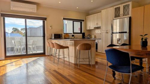 Surrey Hills Apartment | Heart of Surrey Hills - Parking On Request