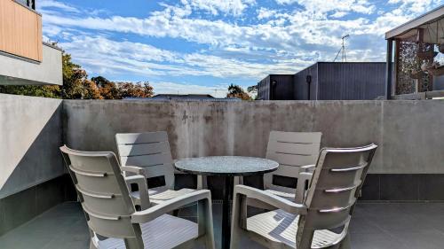 Surrey Hills Apartment | Heart of Surrey Hills - Parking On Request