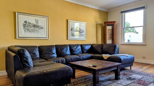 Surrey Hills Apartment | Heart of Surrey Hills - Parking On Request